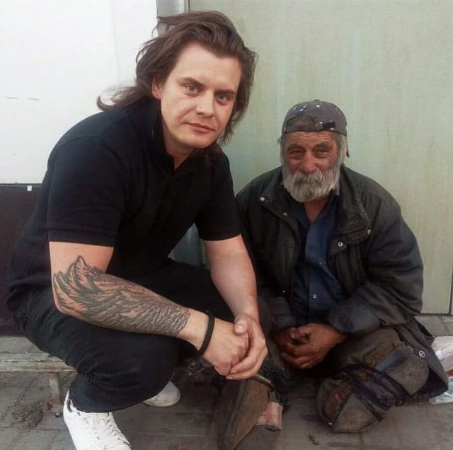 Пара из Челябинска помогла бездомному инвалиду вернуться на родину (5 фото)