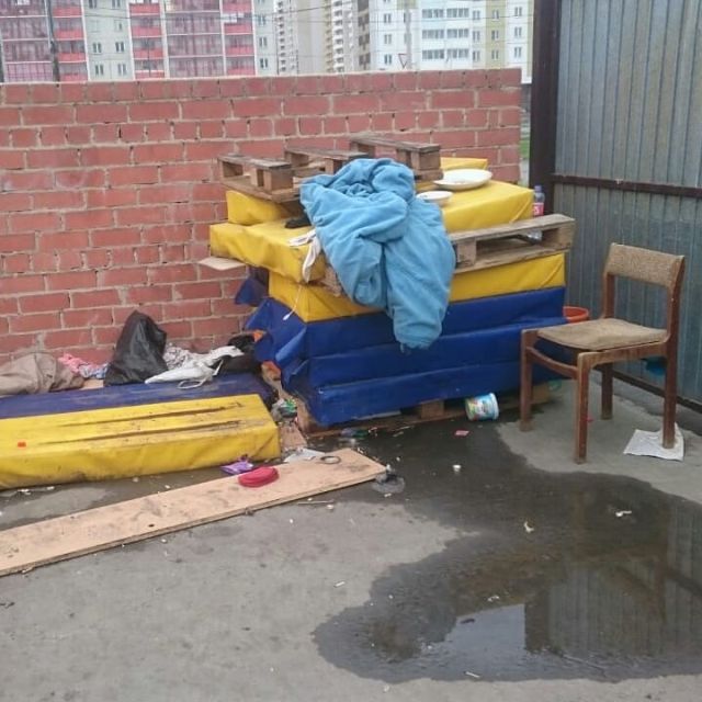 Пара из Челябинска помогла бездомному инвалиду вернуться на родину (5 фото)