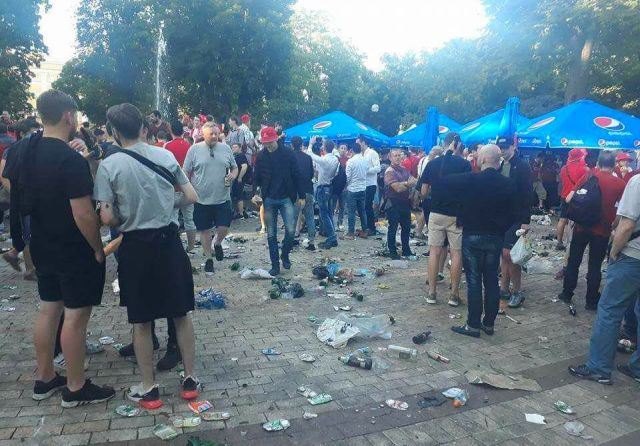 "Цивилизованные" болельщики "Ливерпуля" в центральном парке Киева (8 фото)