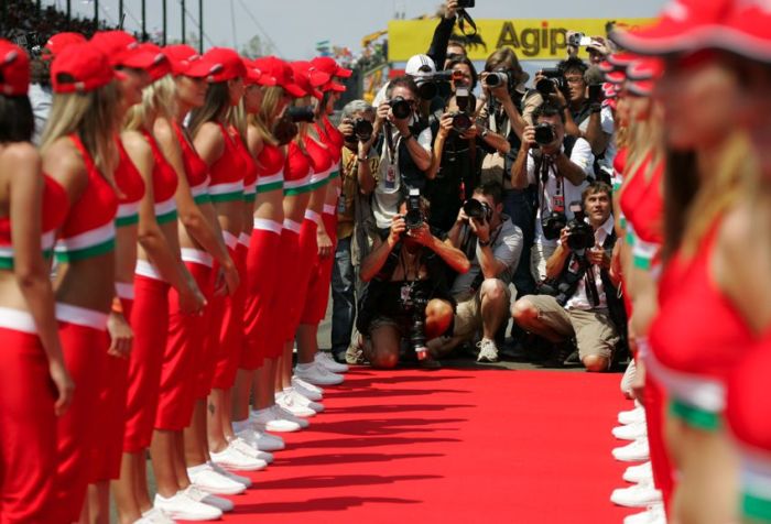 Грид-гёрлз на гонках "Формула-1" (35 фото)
