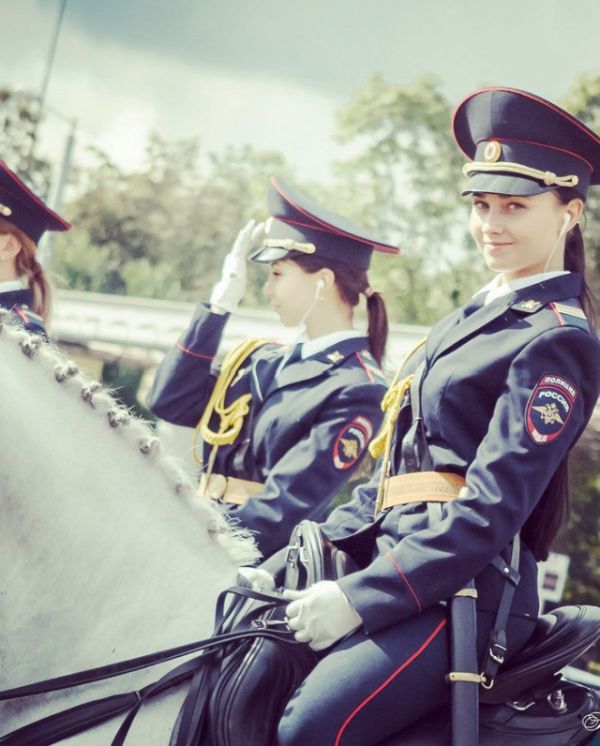 Сотрудница российской конной полиции понравилась японцам (5 фото)