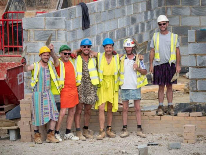 В Великобритании строители пришли на работу в платьях и юбках (7 фото)