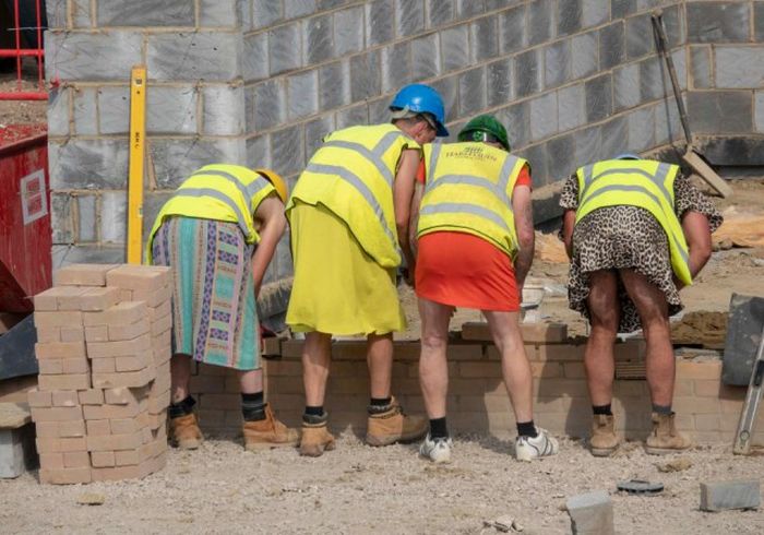 В Великобритании строители пришли на работу в платьях и юбках (7 фото)