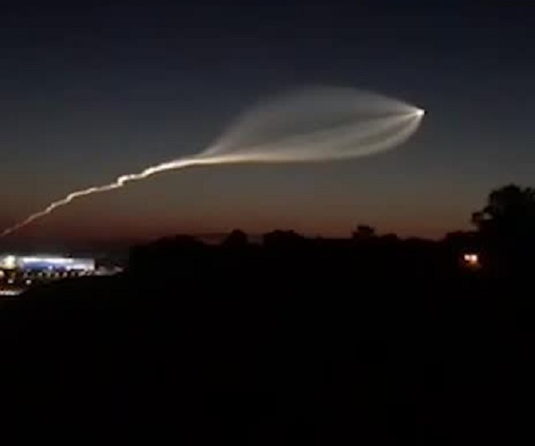 Полет ракеты «Союз» с ночном небе