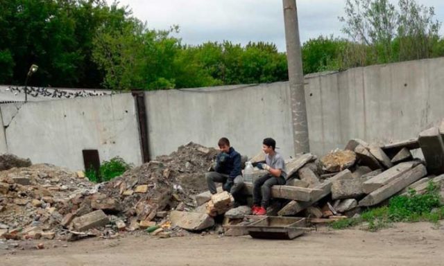 В Челябинске четверо подростков своими силами ремонтируют дорогу (3 фото)