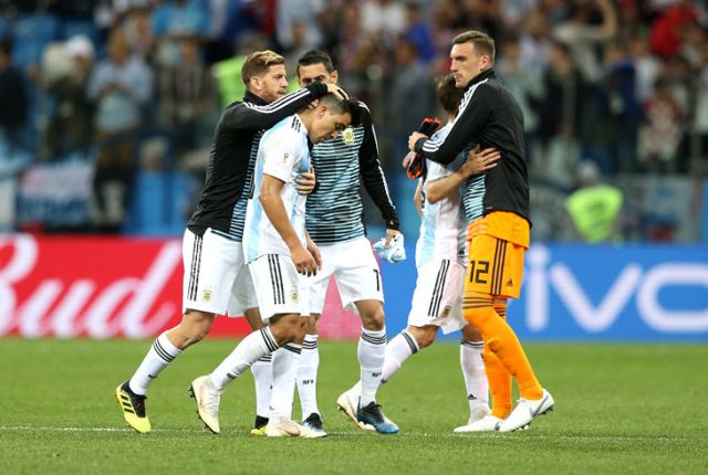Горе футболистов и болельщиков сборной Аргентины после поражения 0:3 от Хорватии (19 фото)