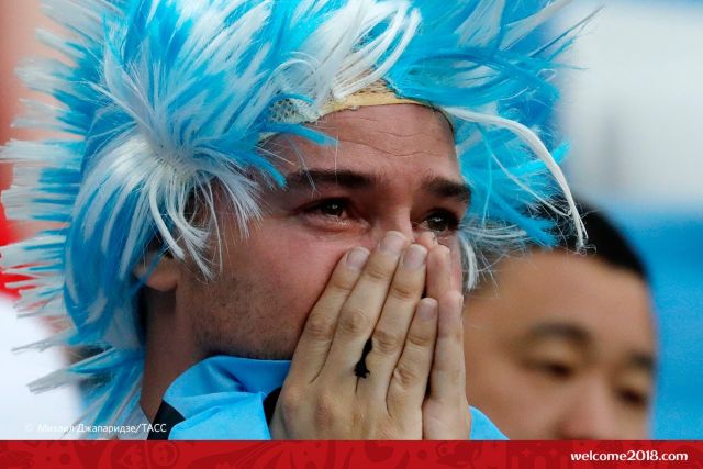 Горе футболистов и болельщиков сборной Аргентины после поражения 0:3 от Хорватии (19 фото)