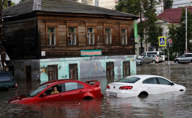 В Нижнем Новгороде парень спас женщин из тонущих машин и стал героем (6 фото)