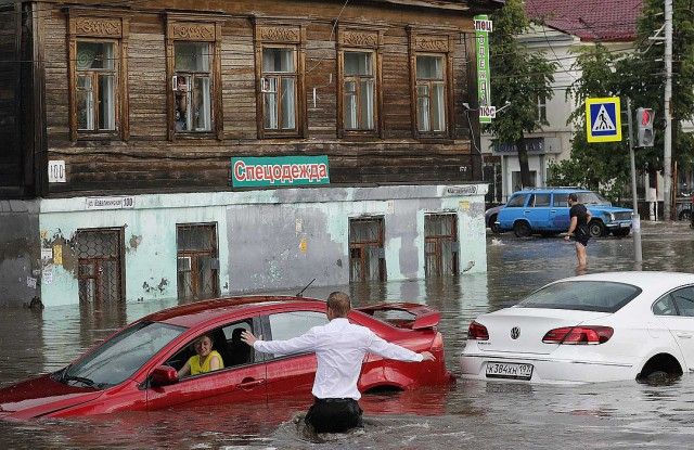 В Нижнем Новгороде парень спас женщин из тонущих машин и стал героем (6 фото)