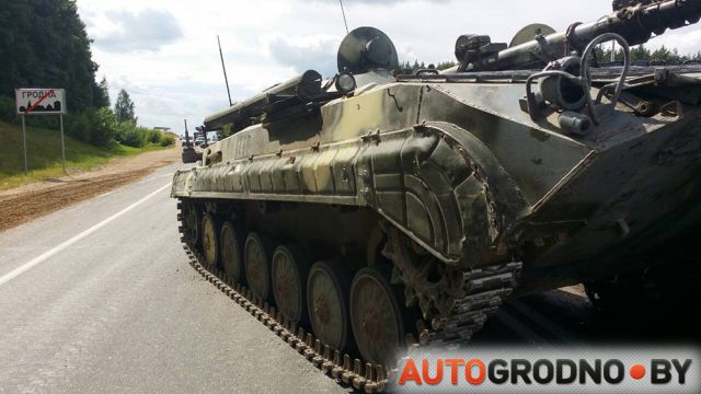 БМП наехала на легковой автомобиль на выезде из Гродно (8 фото + видео)