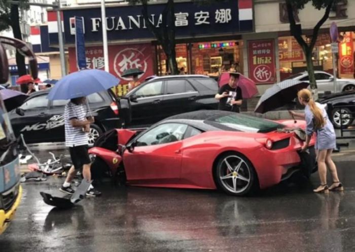 Девушка разбила арендованный Ferrari, как только села за руль (3 фото + видео)