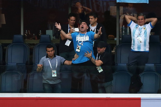 Диего Марадона удивил весь мир своим поведением во матча Аргентина-Нигерия (9 фото + 2 видео)