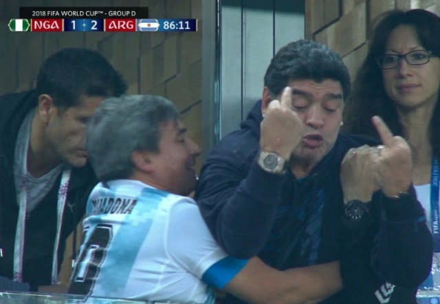 Диего Марадона удивил весь мир своим поведением во матча Аргентина-Нигерия (9 фото + 2 видео)
