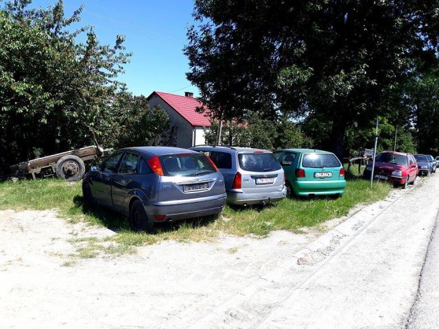 Польское село превратилось в свалку брошенных автомобилей (15 фото)