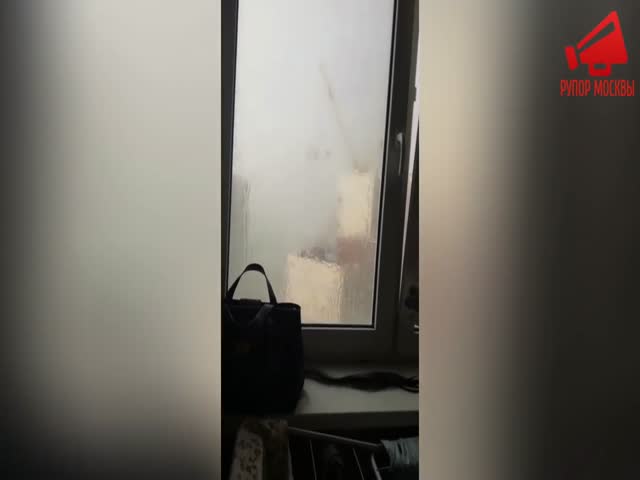Строительный кран упал на 18-этажный дом в Казани