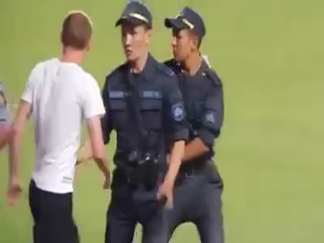 Полиция перепутала футболиста с выбежавшим на поле болельщиком