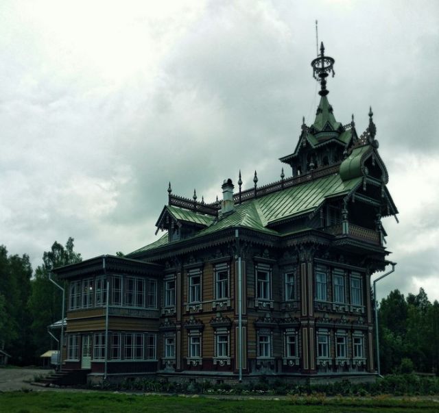 Деревянный терем 19 века в Костромской области (9 фото)