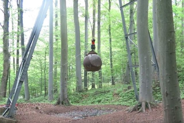 4-тонный стальной шар для создания искусственного землетрясения (6 фото)