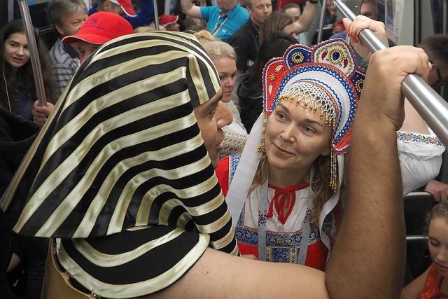 Любвеобильные русские девушки и иностранцы на ЧМ 2018 (31 фото)