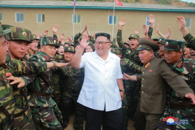 Ким Чен Ын приехал на военную базу на Lada Priora (3 фото)