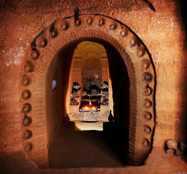 Житель Армении построил подземный храм своими руками (14 фото)