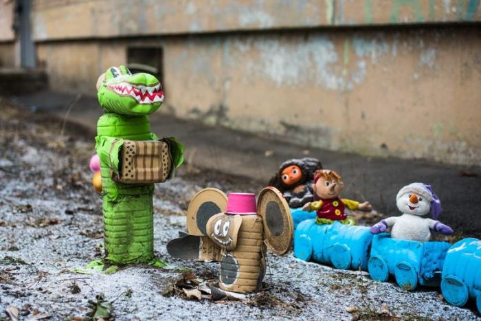 Странные инсталляции из мягких игрушек во дворах (20 фото)