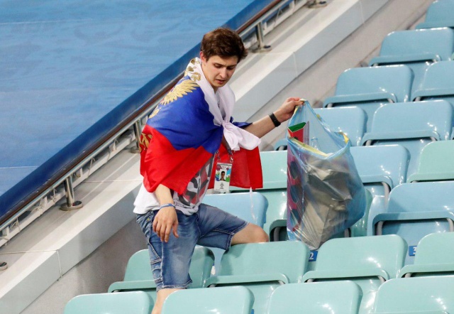 Российские болельщики убрали за собой трибуны после матча (2 фото)