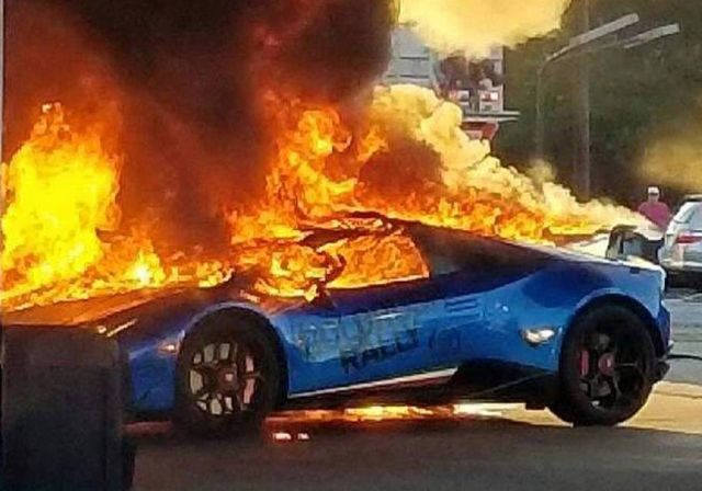 Lamborghini Huracan сгорела на заправке из-за забывчивого водителя (3 фото + 2 видео)