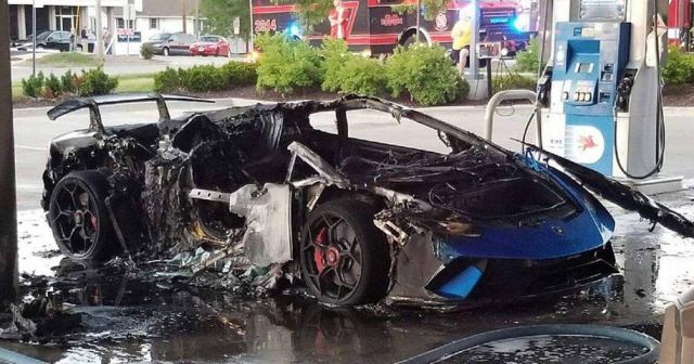 Lamborghini Huracan сгорела на заправке из-за забывчивого водителя (3 фото + 2 видео)