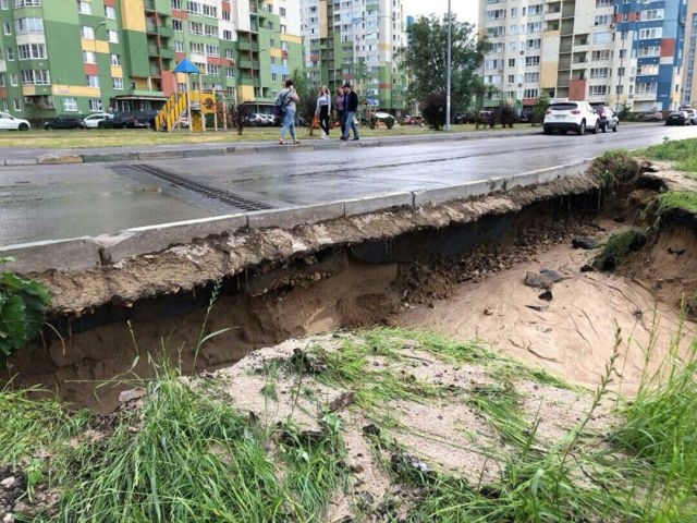 Ливень размыл набережную возле стадиона, построенного в Нижнем Новгороде к ЧМ-2018 (4 фото + видео)