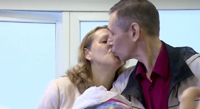 51-летняя женщина из Владивостока родила тройню (4 фото)