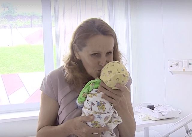 51-летняя женщина из Владивостока родила тройню (4 фото)