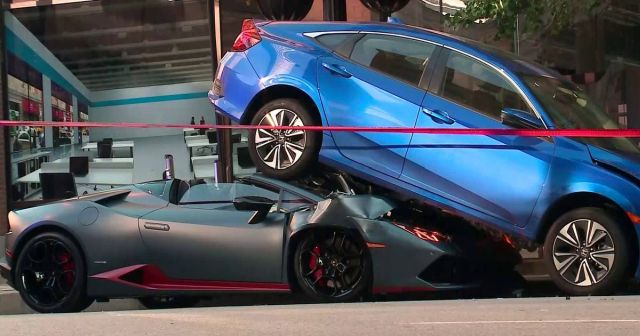 Кабриолет Lamborghini Huracan заехал под припаркованный автомобиль (5 фото)