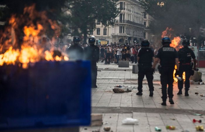 Массовые беспорядки и погромы во Франции после победы в ЧМ (25 фото + 6 видео)