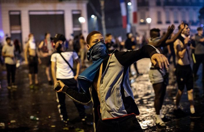 Массовые беспорядки и погромы во Франции после победы в ЧМ (25 фото + 6 видео)