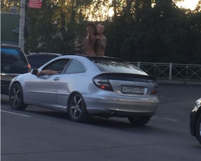 Молодая пара занялась сексом в пробке, высунувшись из люка автомобиля (2 фото + видео)