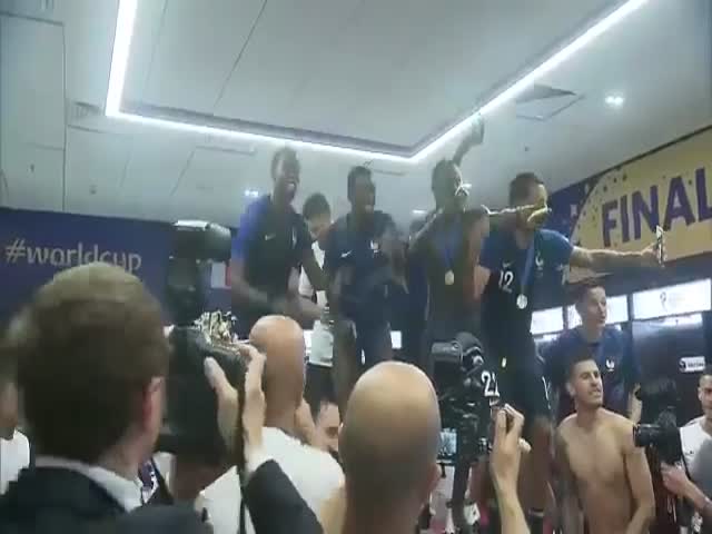 Французские футболисты отпраздновали победу кричалкой &quot;Путин, хэй&quot;