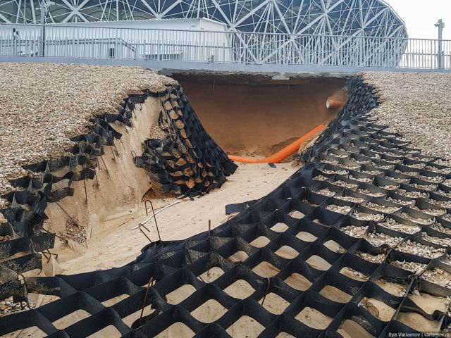 Склон стадиона "Волгоград Арена", построенного к ЧМ 2018, размыло ливнем (10 фото + видео)