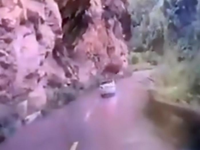 Огромный камень упал на автомобиль с четырьмя пассажирами (3 фото + видео)