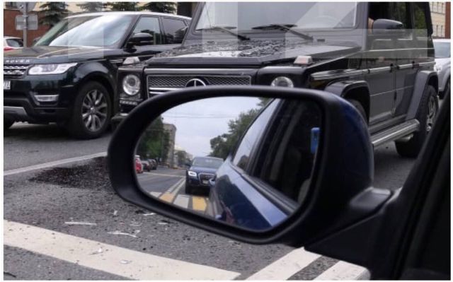 Беспилотный автомобиль "Яндекс" попал в аварию в Москве (2 фото)