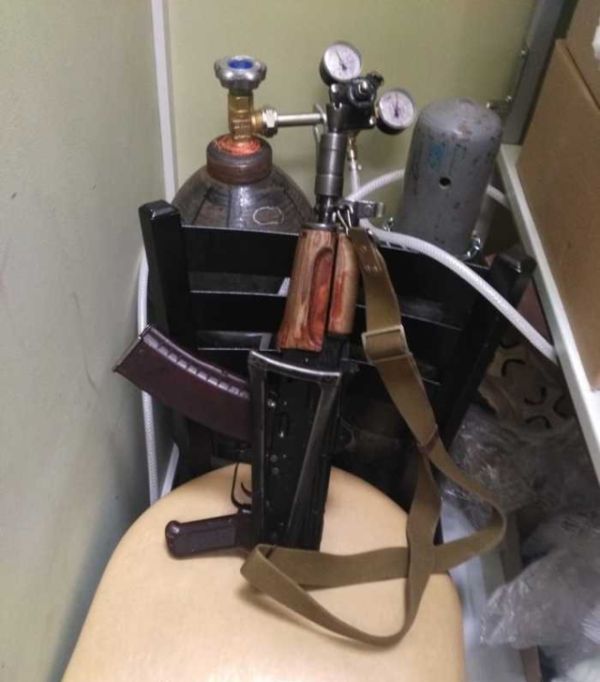 Бойцы ОВО Росгвардии забыли оружие в одном из кафе Санкт-Петербурга (5 фото)
