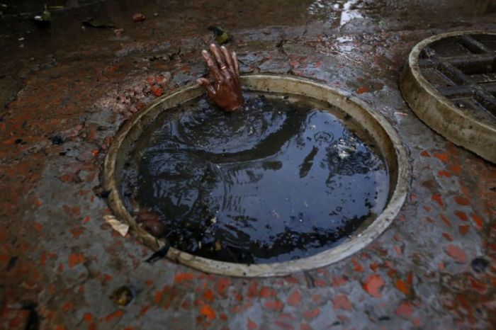 Худшая работа в мире: чистильщик канализации в Бангладеш (7 фото)