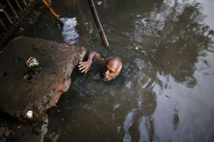 Худшая работа в мире: чистильщик канализации в Бангладеш (7 фото)