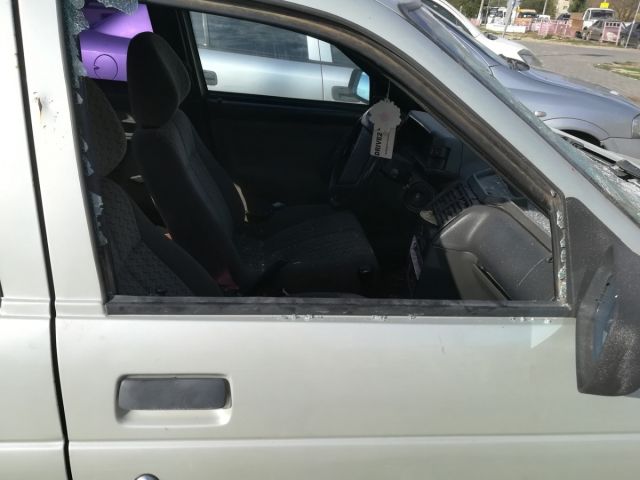 В Волгограде девушка разбила костылём все стекла в чужом автомобиле (5 фото + видео)