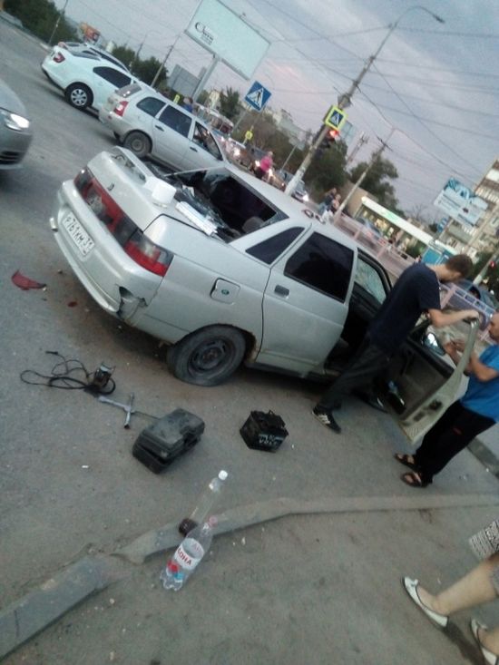 В Волгограде девушка разбила костылём все стекла в чужом автомобиле (5 фото + видео)