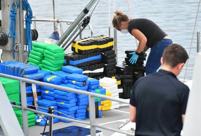 Зарегистрированная в Голландии яхта перевозила 1600 кг чистого кокаина (4 фото)