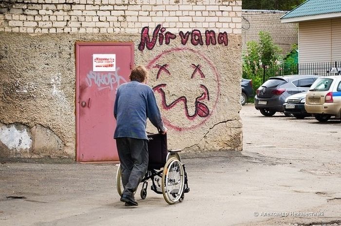 "Исцеление инвалида" или шарлатаны на улицах (4 фото)