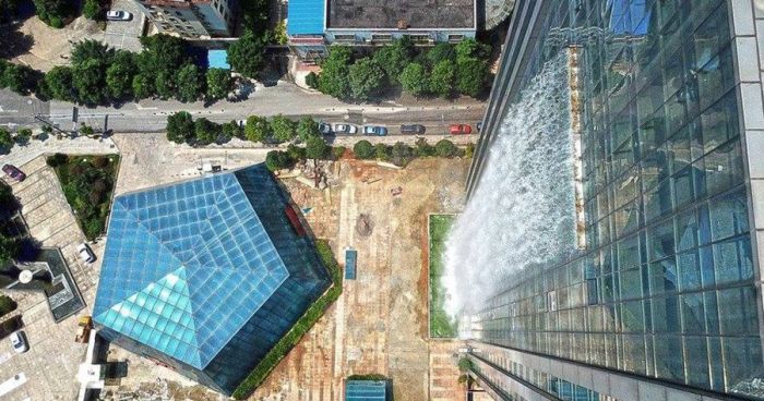 В Китае построили 108-метровый водопад, стекающий со стены небоскреба (4 фото + видео)