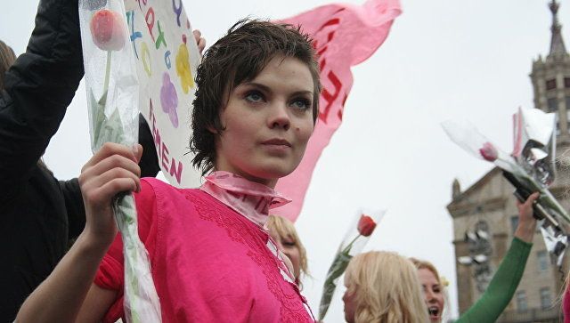 Основательница Femen Оксана Шачко покончила жизнь самоубийством (2 фото)