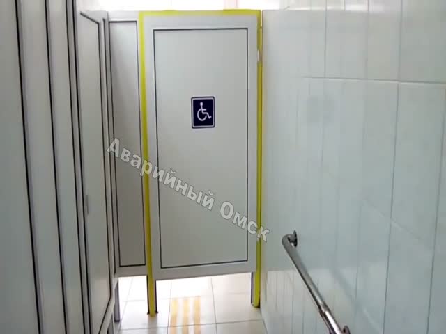 Туалет в омском училище с &quot;сюрпризом&quot;
